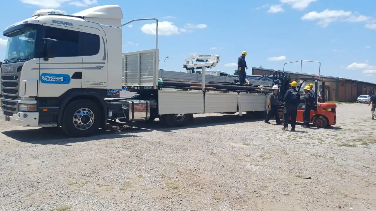 Cami&oacute;n de Expreso Alvear Sur frente a la sucursal